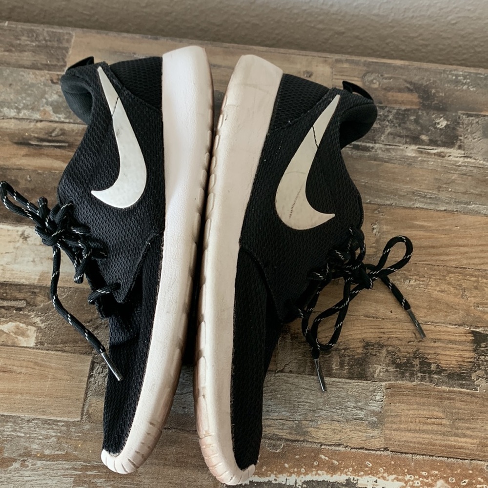 Nike Roshe One Women’s Lace Up Sneakers Black White Size 8.5 Minimalist Comfort - Picture 9 of 12